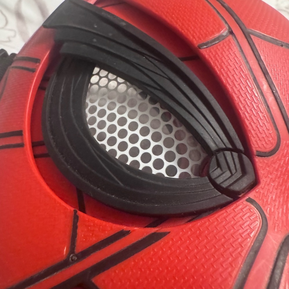 Set of 2 Spider-Man Masks from Hasbro, Red w/ moving features & Black w/ sounds - Picture 4 of 11